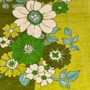 VTG 70s/80s Fieldcrest Soft White and Lime Floral Hand Towel. 25 1/2 x 15 1/2.